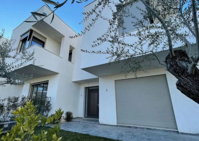 Tirane, shitet Vile 2 Katshe 227 m² 330.000 € (Selite)