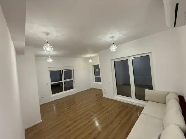 Tirane, jepet me qera zyre , 60 m² 450 € (ali demi)