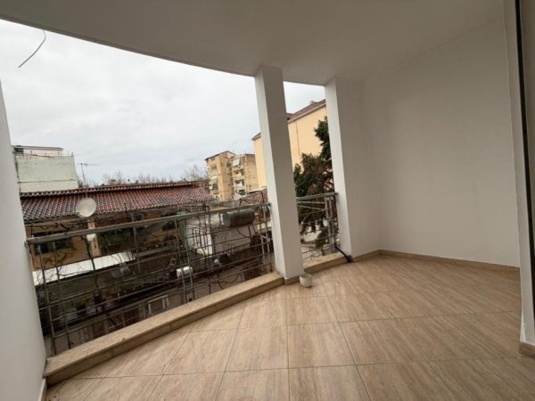 Tirane, jepet me qera apartament 2+1 Kati 2, 100 m² 500 € 