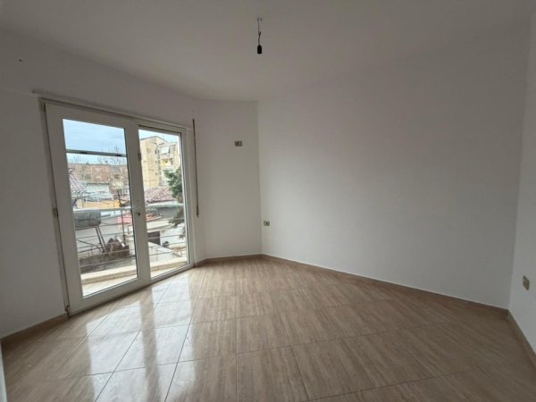 Tirane, jepet me qera apartament 2+1 Kati 2, 100 m² 500 € 