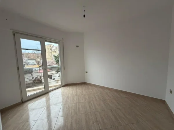 Tirane, jepet me qera apartament 2+1 Kati 2, 100 m² 500 € 
