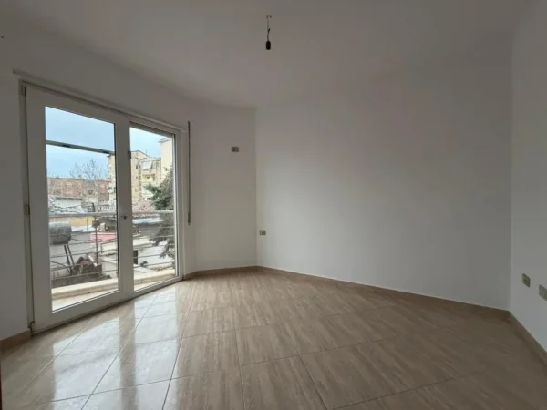 Tirane, jepet me qera apartament 2+1 Kati 2, 100 m² 500 € 