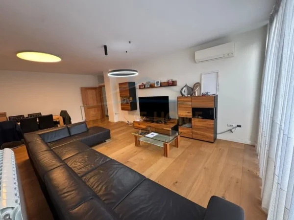 Tirane, shitet apartament 3+1 Kati 2, 240 m² 480.000 € (Kinostudio)