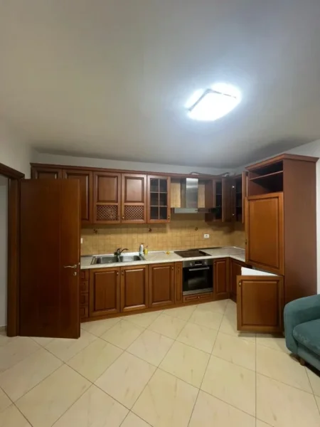 Tirane, jepet me qera apartament 2+1 , 80 m² 650 € (selvia)