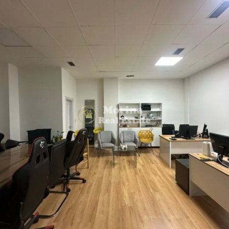 Tirane, jepet me qera ambjent biznesi Kati 1, 54 m² 600 € (Rruga e Kavajes)