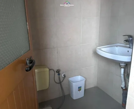 Tirane, jepet me qera magazine Kati 3, 370 m² 700 € (Rruga Ali Bakiu)