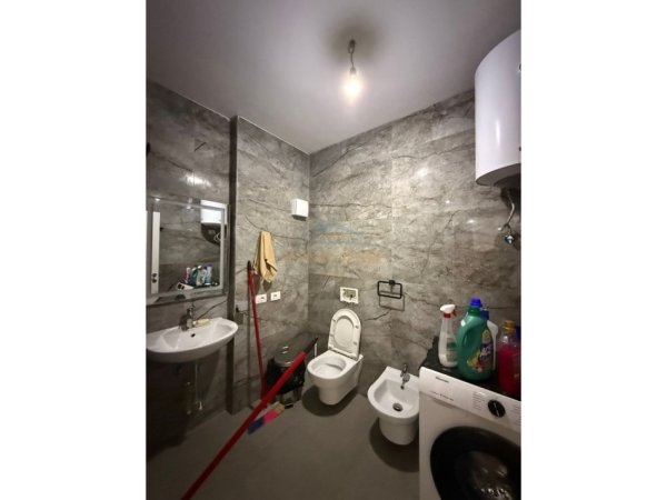 Tirane, jepet me qera apartament 2+1+Ballkon Kati 2, 84 m² 500 € (QTU)