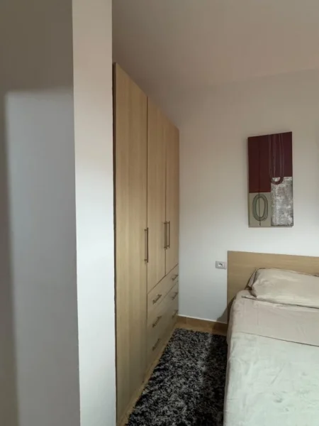 Tirane, jepet me qera apartament 1+1 Kati 3, 70 m² 500 € (Ambasada Amerikane)