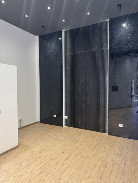 Tirane, jepet me qera dyqan Kati 0, 27 m² 450 € 