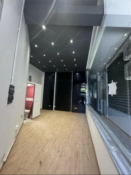 Tirane, jepet me qera dyqan Kati 0, 27 m² 450 € 