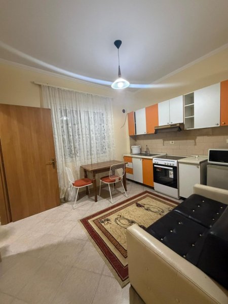 Tirane,Me Qera Apartament, kompletuar me paisje e mobilje të reja, tip 1+1 kati parë, në ndërtes të re 2-katëshe, sip.50m², Qera 35'000 Leke/muaj, diskutushëm, në rr. Gavril Dara /Hodo Beg, pranë Urës Brrylit/Lanës, afër kryqëzimit blv "B. Curri" e rr."Kont Leopolt Bertold, 8-min këmb qendra Tiranës