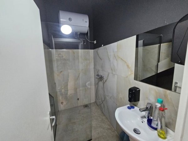 Tirane, jepet me qera ambjent biznesi Kati 0, 215 m² 3.000 € (rruga e barrikadave)
