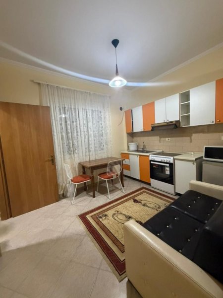 Tirane,Me Qera Apartament, kompletuar me paisje e mobilje të reja, tip 1+1 kati parë, në ndërtes të re 2-katëshe, sip.50m², Qera 35'000 Leke/muaj, diskutushëm, në rr. Gavril Dara /Hodo Beg, pranë Urës Brrylit/Lanës, afër kryqëzimit blv "B. Curri" e rr."Kont Leopolt Bertold, 8-min këmb qendra Tiranës