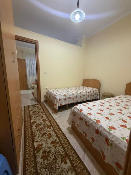 Tirane,Me Qera Apartament, kompletuar me paisje e mobilje të reja, tip 1+1 kati parë, në ndërtes të re 2-katëshe, sip.50m², Qera 35'000 Leke/muaj, diskutushëm, në rr. Gavril Dara /Hodo Beg, pranë Urës Brrylit/Lanës, afër kryqëzimit blv "B. Curri" e rr."Kont Leopolt Bertold, 8-min këmb qendra Tiranës