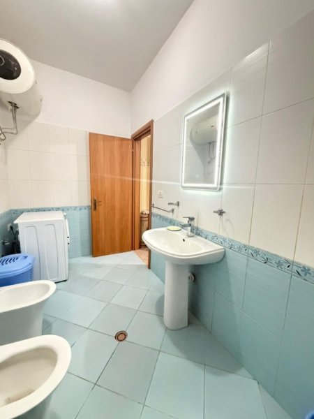 Tirane,Me Qera Apartament, kompletuar me paisje e mobilje të reja, tip 1+1 kati parë, në ndërtes të re 2-katëshe, sip.50m², Qera 35'000 Leke/muaj, diskutushëm, në rr. Gavril Dara /Hodo Beg, pranë Urës Brrylit/Lanës, afër kryqëzimit blv "B. Curri" e rr."Kont Leopolt Bertold, 8-min këmb qendra Tiranës