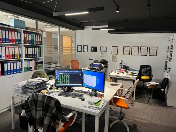 Tirane, jepet me qera zyre Kati 1, 72 m² 1.100 € (Pazari i Ri)