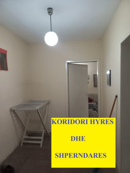 Tirane,Me Qera Apartament mobiluar,tipit 1+1,kat 4, sipërfaq 55m², qera 35'000 Leke/muaj, ne nje pallat ekzisteues tullë kuqe, me 5-kate, afër Brylit, blv B.Curri / rr.Hodo Beg. 30m nga Ura e Brrylit kryqëzimi me rr."Kont Leopold Bertold",8-minuta në këmbë nga Parlamenti / Ura/ rr.Elbasanit Tirane