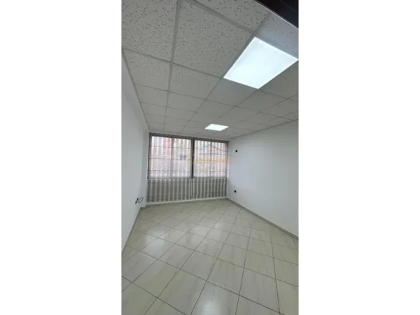 Tirane, jepet me qera ambjent biznesi Kati 1, 130 m² 600 € (ish Dogana)