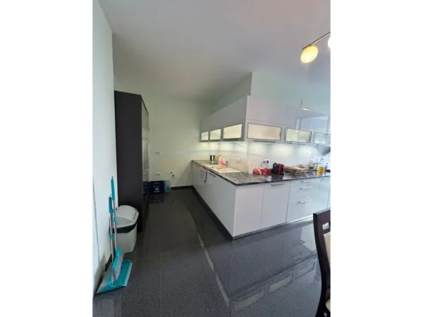 Tirane, shitet apartament 3+1+Ballkon Kati 2, 240 m² 480.000 € (Kinostudio)