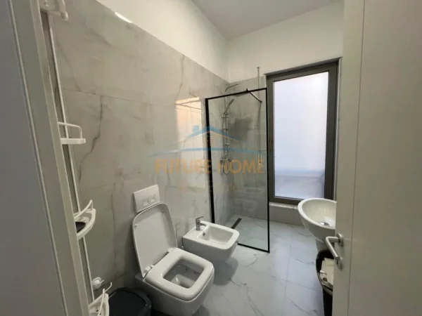 Tirane, jepet me qera apartament 2+1+Ballkon Kati 8, 122 m² 1.200 € (Rruga e Kavajes)
