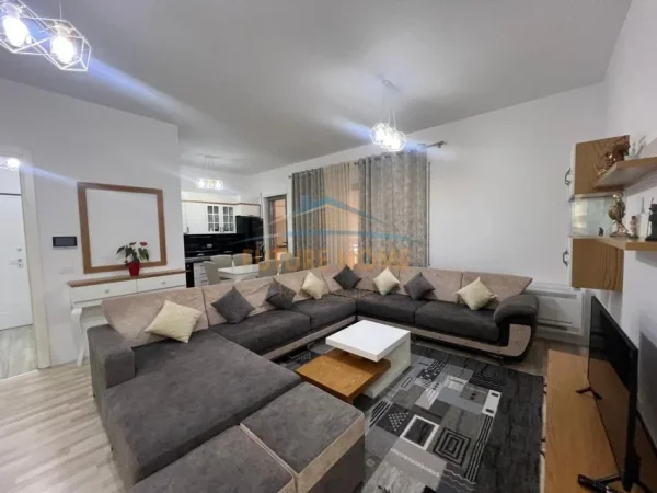 Tirane, jepet me qera apartament 2+1+Ballkon Kati 8, 122 m² 1.200 € (Rruga e Kavajes)