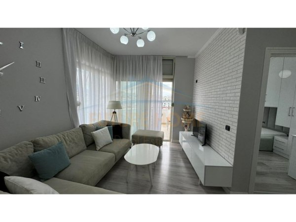 Tirane, jepet me qera apartament 2+1+Ballkon Kati 7, 96 m² 550 € (Unaza e Re)