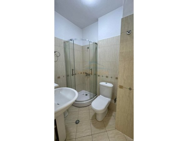 Tirane, jepet me qera apartament 2+1+Ballkon Kati 7, 96 m² 550 € (Unaza e Re)