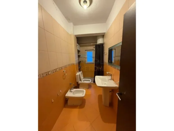 Tirane, jepet me qera apartament Kati 9, 93 m² 800 € 