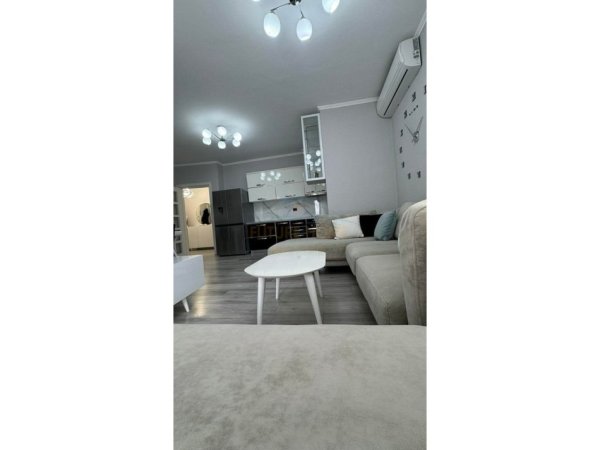 Tirane, jepet me qera apartament Kati 7, 96 m² 550 € 