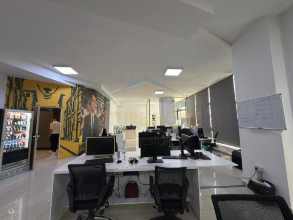 Tirane, jepet me qera ambjent biznesi Kati 1, 320 m² 2.000 €