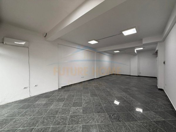 Tirane, jepet me qera ambjent biznesi Kati 0, 220 m² 2.200 €