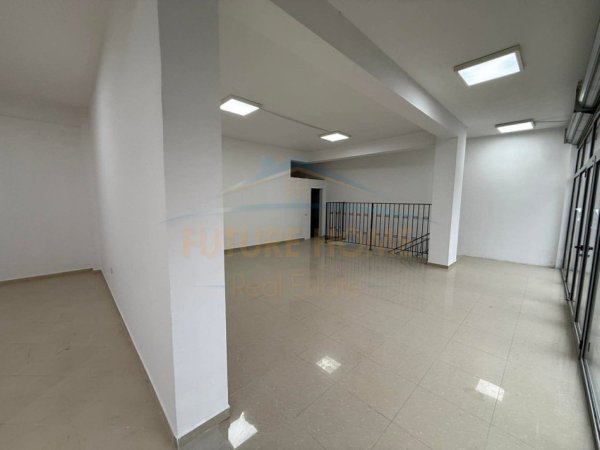 Tirane, jepet me qera ambjent biznesi Kati 0, 220 m² 2.200 €