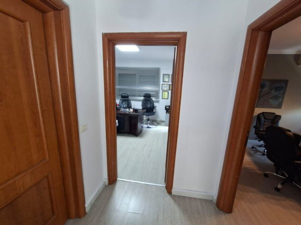 Tirane, jepet me qera zyre Kati 1, 97 m² 700 € 