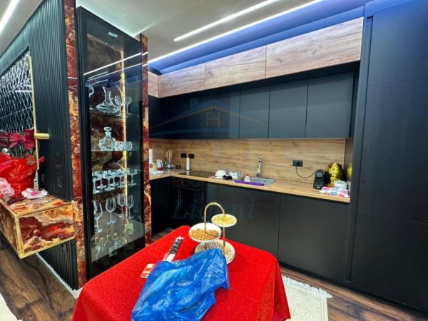 Tirane, jepet me qera apartament 2+1+Ballkon Kati 6, 120 m² 2.200 € (Zogu i Zi)