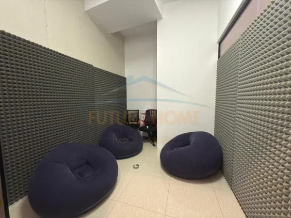 Tirane, jepet me qera ambjent biznesi Kati 1, 320 m² 2.000 € (Unaza e Re)