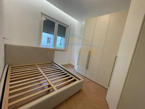 Tirane, jepet me qera apartament 2+1+Ballkon Kati 4, 90 m² 1.000 € (Liqeni i Thate)