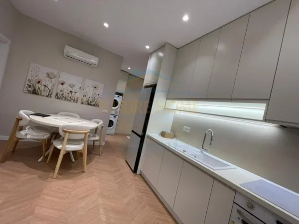 Tirane, jepet me qera apartament 2+1+Ballkon Kati 4, 90 m² 1.000 € (Liqeni i Thate)