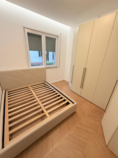 Tirane, jepet me qera apartament 2+1+Ballkon Kati 4, 90 m² 1.100 € (Liqeni i Thate)