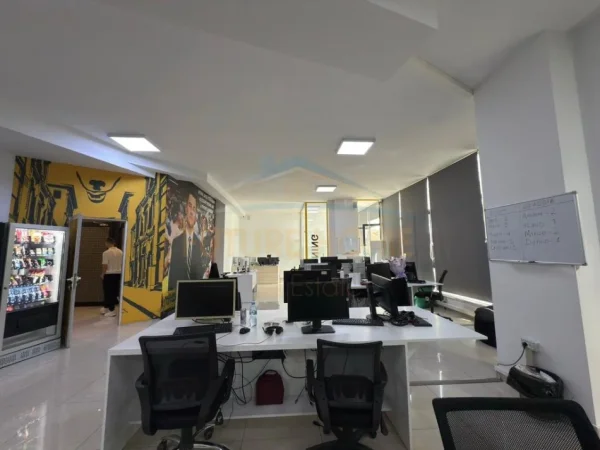 Tirane, jepet me qera zyre Kati 1, 320 m² 2.000 € (ASTIR)