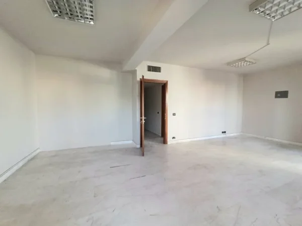 Tirane, jepet me qera apartament 2+1+Aneks+Ballkon Kati 7, 131 m² 2.000 € (Qender)