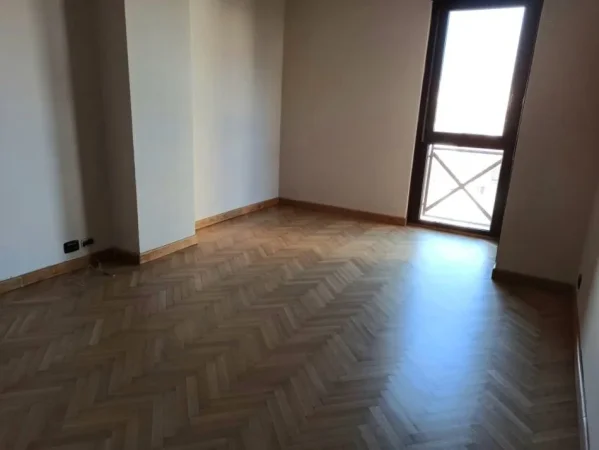 Tirane, jepet me qera apartament 2+1+Aneks+Ballkon Kati 7, 131 m² 2.000 € (Qender)
