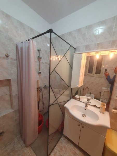 Tirane, jepet me qera Vile 1+1 Kati 3, 100 m² 60.000 Leke (Brryli)