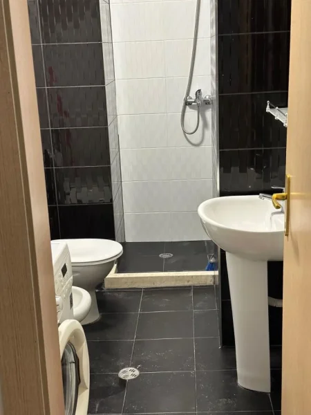 Tirane, jepet me qera apartament 1+1+Ballkon Kati 4, 70 m² 410 € (Astir)