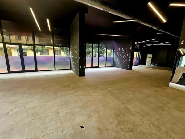 Tirane, jepet me qera ambjent biznesi Kati 0, 215 m² 3.000 € (RRUGA E BARRIGADAVE)