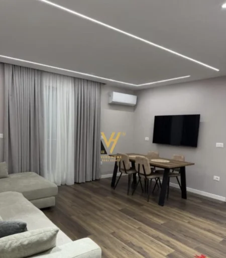 Tirane, jepet me qera apartament 1+1+Ballkon Kati 10, 60 m² 700 € (STACIONI I TRENIT)