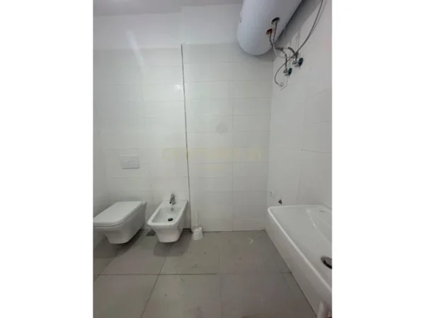 Tirane, jepet me qera ambjent biznesi Kati 4, 110 m² 700 € (Stacioni i Trenit)