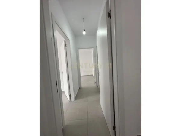 Tirane, jepet me qera ambjent biznesi Kati 4, 110 m² 700 € (Stacioni i Trenit)