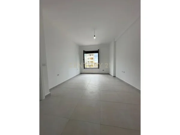 Tirane, jepet me qera ambjent biznesi Kati 4, 110 m² 700 € (Stacioni i Trenit)