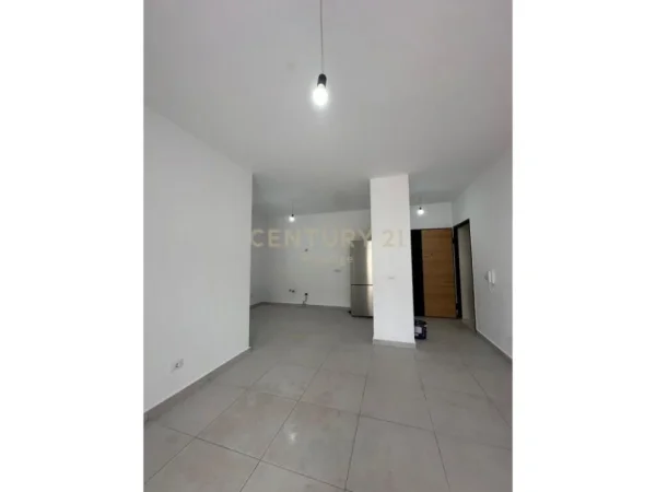 Tirane, jepet me qera ambjent biznesi Kati 4, 110 m² 700 € (Stacioni i Trenit)