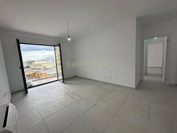 Tirane, jepet me qera ambjent biznesi Kati 4, 110 m² 700 € (Stacioni i Trenit)